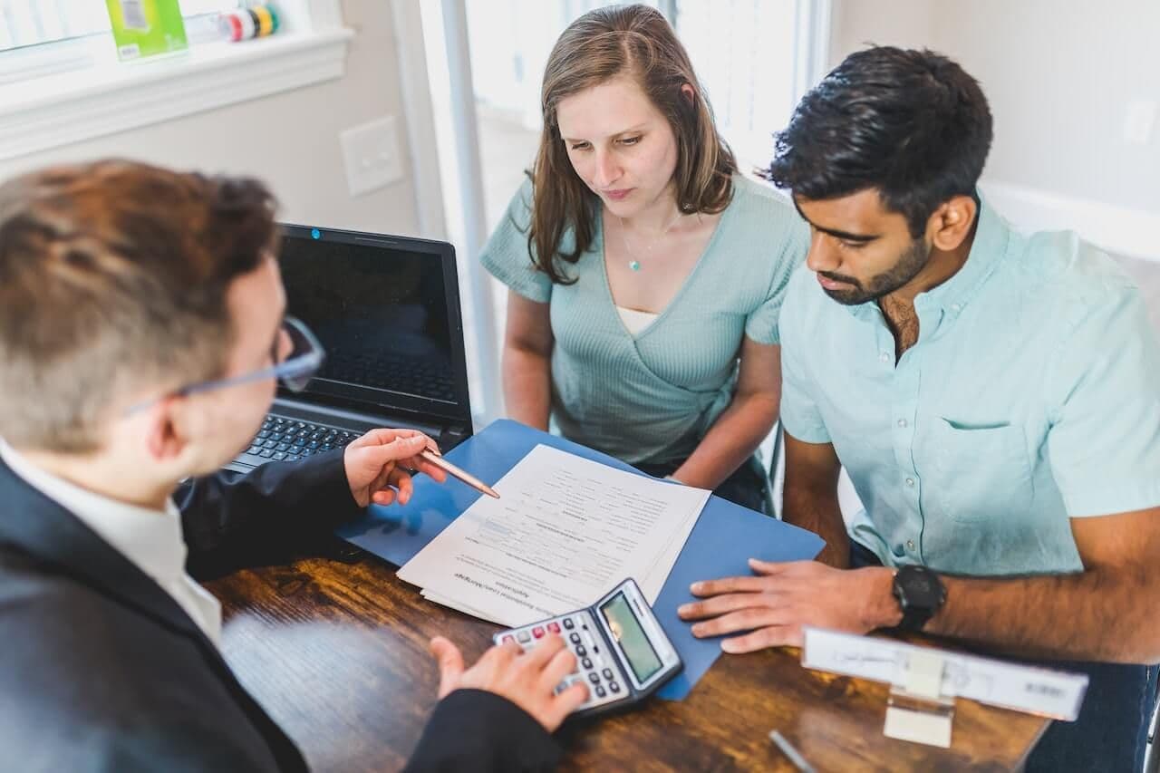 Berater erklärt Formulare Tisch Paar gegenüber