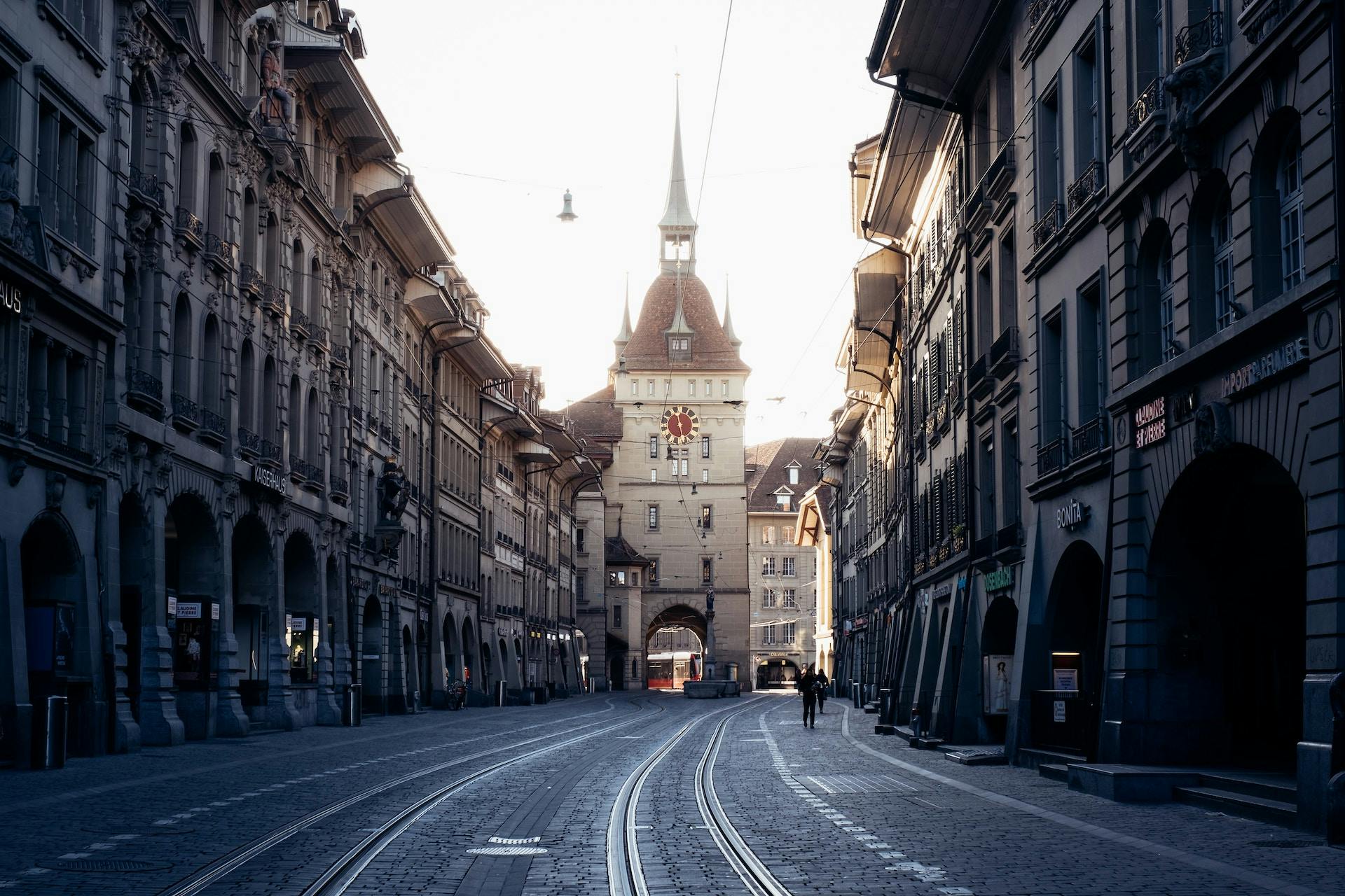 Strasse in Bern mit vielen Läden und der Zeitglocke